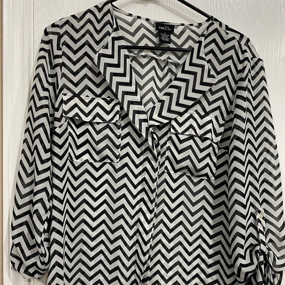Chevron blouse with roll up 3/4 sleeves